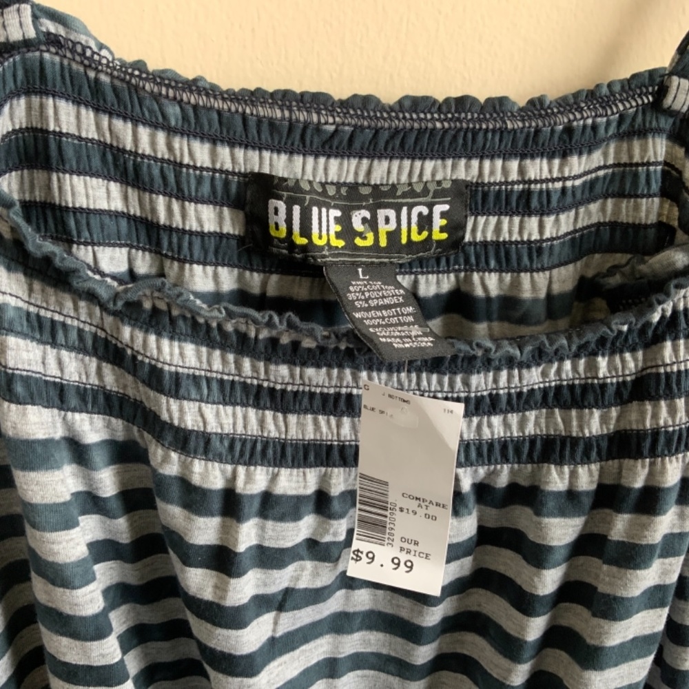 Cute women’s Romper Size Large - Picture 3 of 5